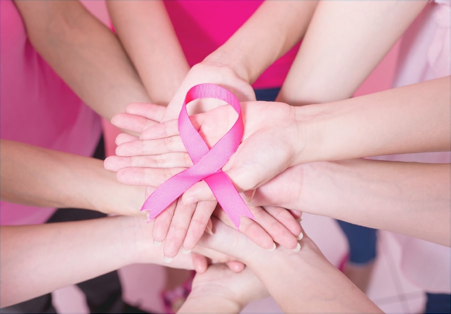 Mani con nastro rosa per il convegno sul tumore mammario metastatico a Pisa presso Casa di Cura San Rossore.